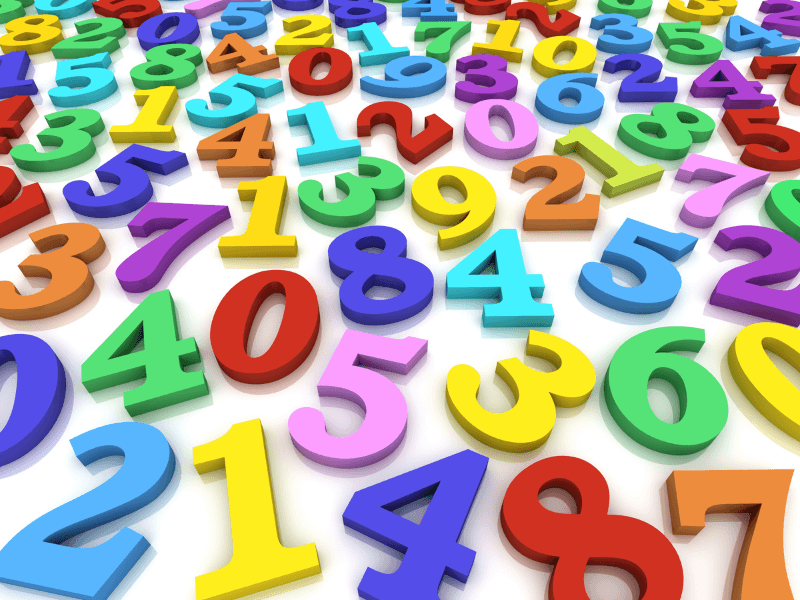 Zöld ceruza kockás füzetbe matek példákat ír.