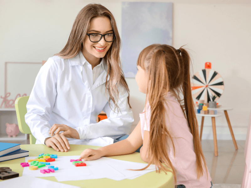 Fiatalok körben állva nevetve beszélgetnek.