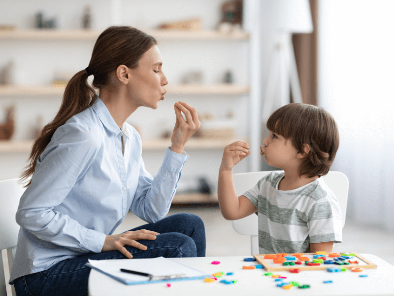 Fiatalok körben állva nevetve beszélgetnek.