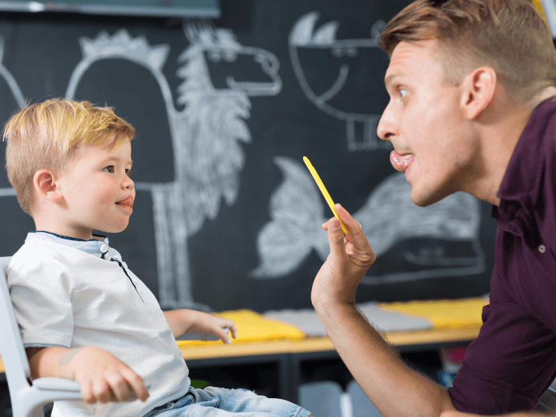 Logopédeus tanítja az s ejtését egy kislánynak.